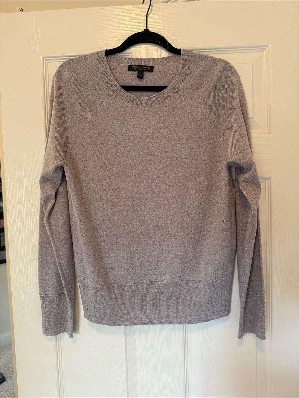 Banana Republic women’s Light Gray Crewneck Sweater - 100% merino wool